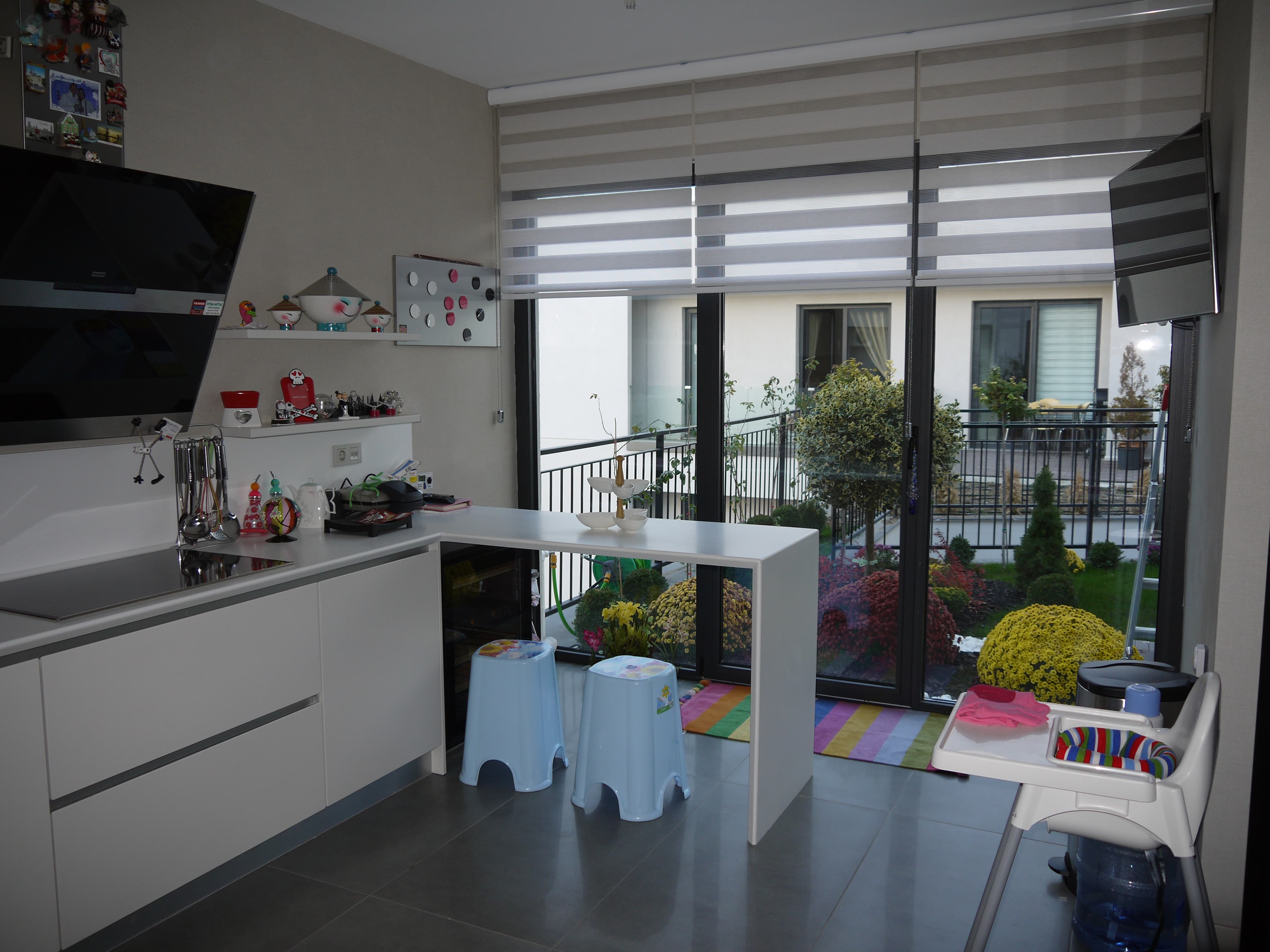 Lotus Çayyolu mutfağında kasetli zebra perde uygulaması