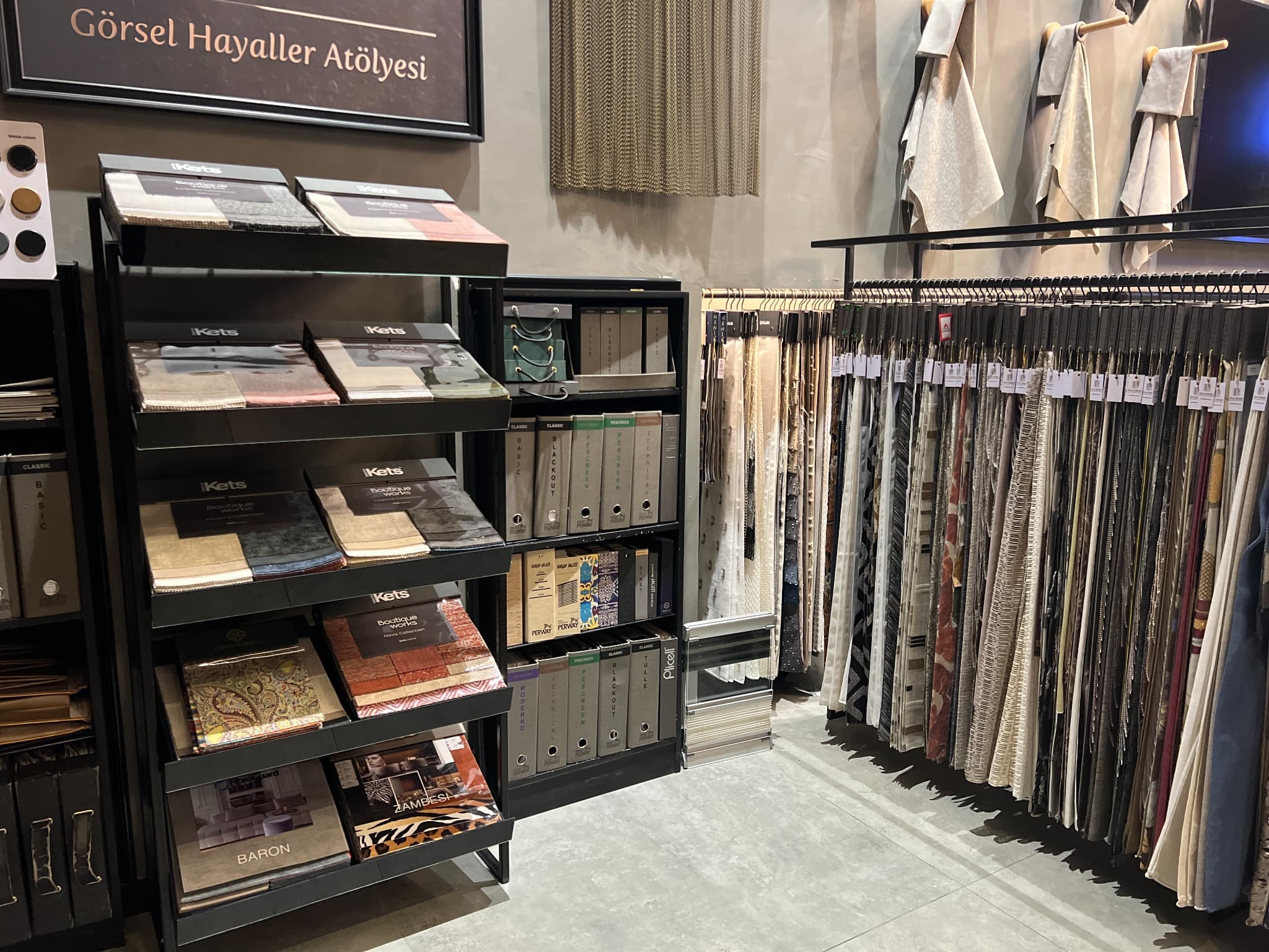 Pile Perde showroomunda tül, fon ve döşemelik kumaş koleksiyonları
