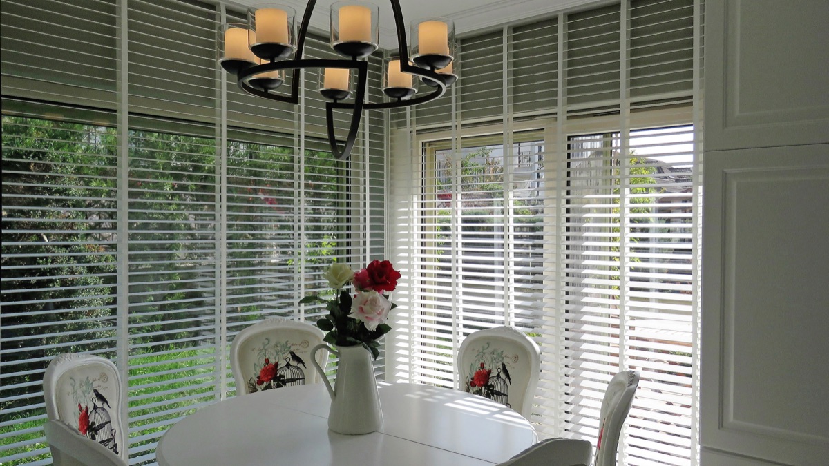 Beyaz ahşap jaluzi perde modeli