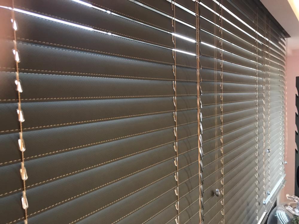 Kahve renk deri jaluzi perde