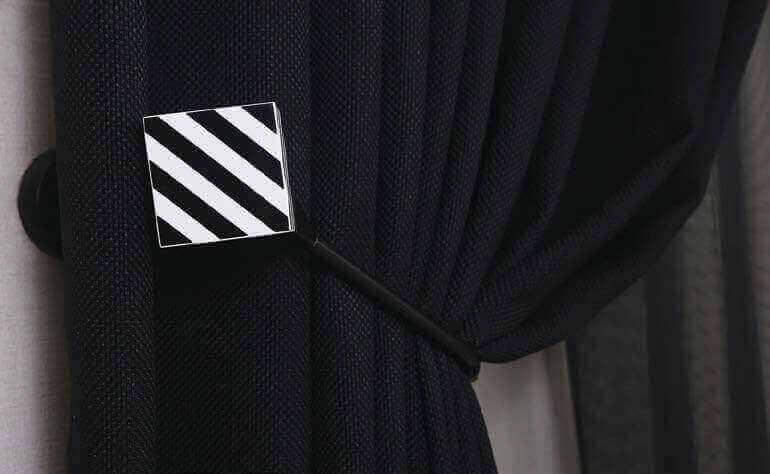 Siyah perde kolbağı