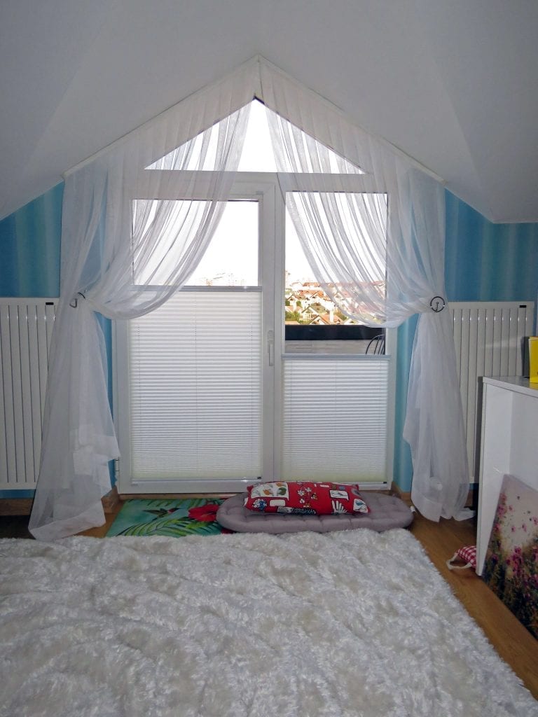 Üçgen cama perde