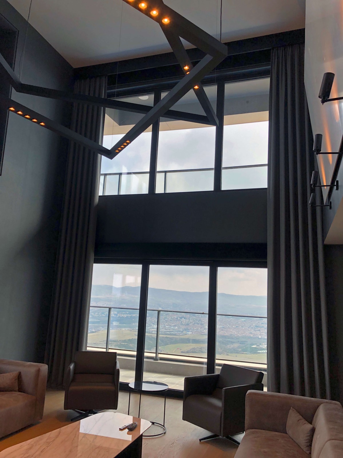 Yüksek tavanlı galeri perde modelleri Ankara